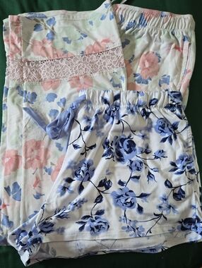 La Vie En Rose Floral Cotton Pajama Set in Blue & Pink